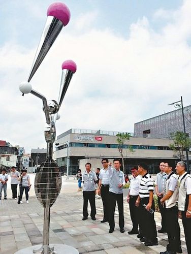 “風變甜了” 新竹轉運站現巨型粉紅甜筒(圖)