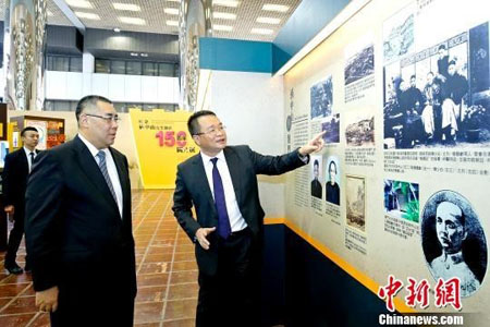 澳門特區行政長官崔世安（左）在新聞局局長陳致平的陪同下參觀“紀念孫中山先生誕辰150週年圖片展”。