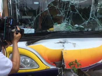 台灣一輛陸客團遊覽車撞上安全島 6人輕傷 台灣一輛陸客團遊覽車撞上安全島 6人輕傷