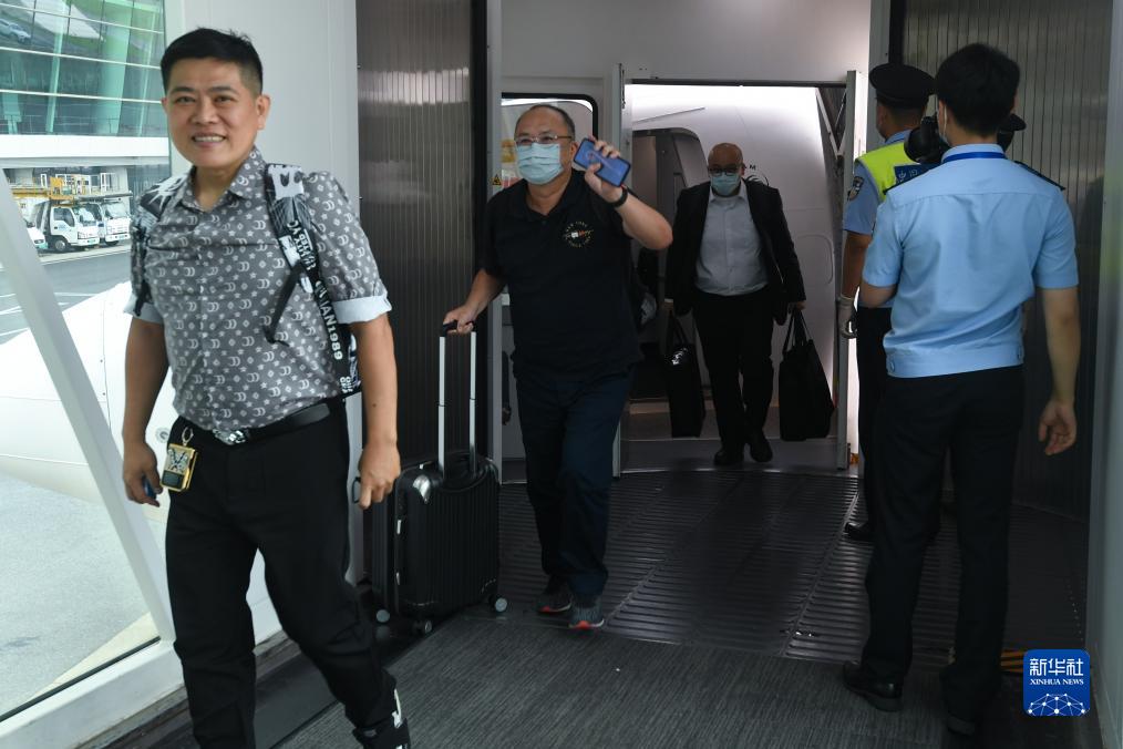 武漢往返台灣空中航線復航 百餘名臺胞抵漢暢談合作