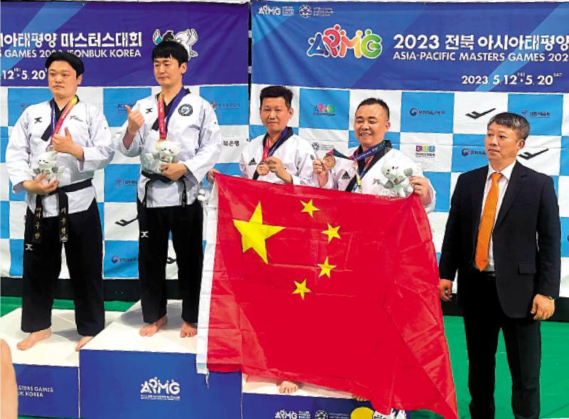 臺青國際賽獲獎高舉五星紅旗 竟遭民進黨攻擊 “與國旗同框與祖國同心我很光榮”