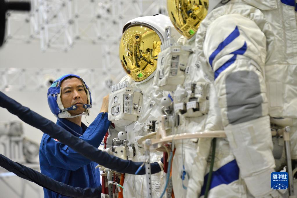 英雄披甲徵太空——記神舟十五號航天員