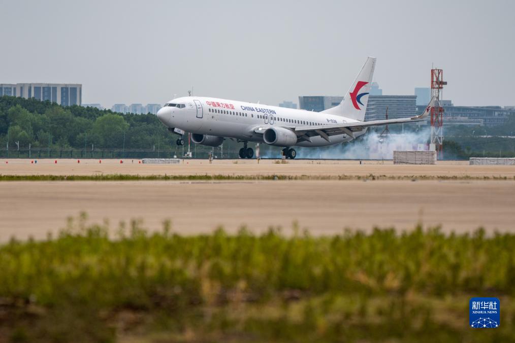 武漢往返台灣空中航線復航 百餘名臺胞抵漢暢談合作