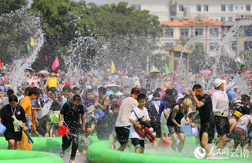 雲南芒市：萬人歡度潑水節