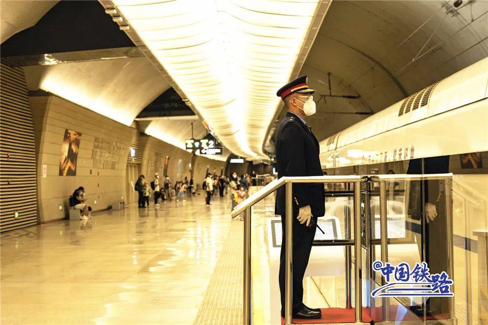 實拍！中國最深地下高鐵站竟然不開空調？