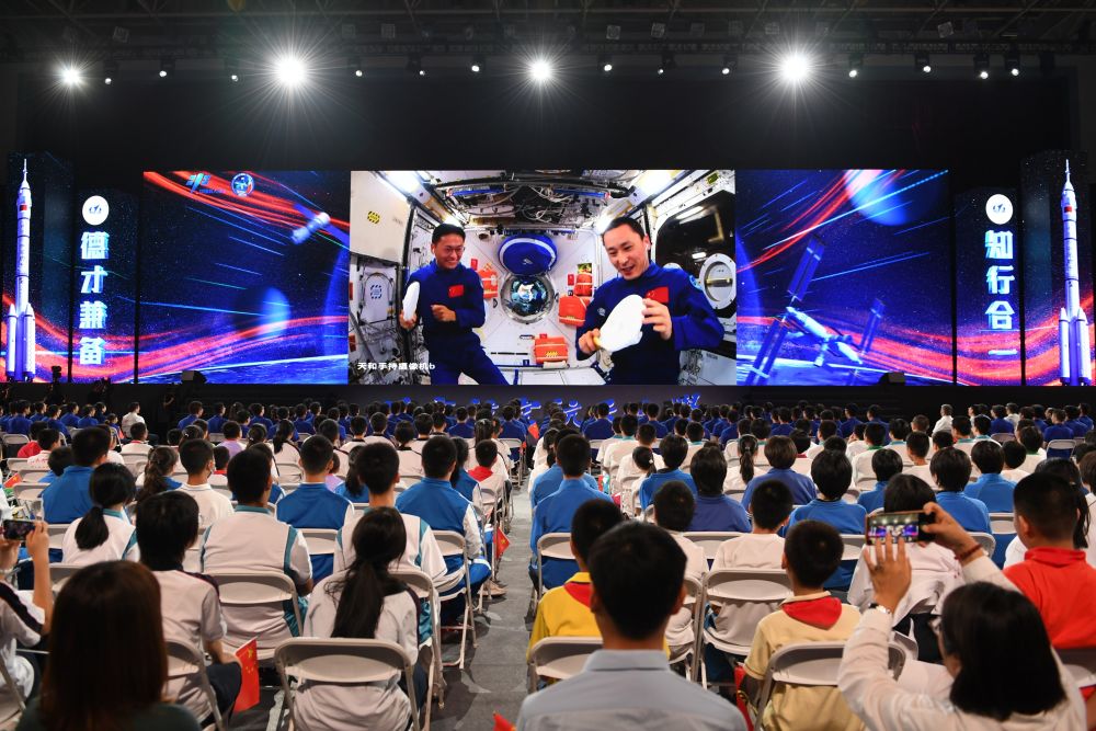 神舟辭星漢 東風迎客歸——寫在神舟十六號載人飛船勝利返回之際