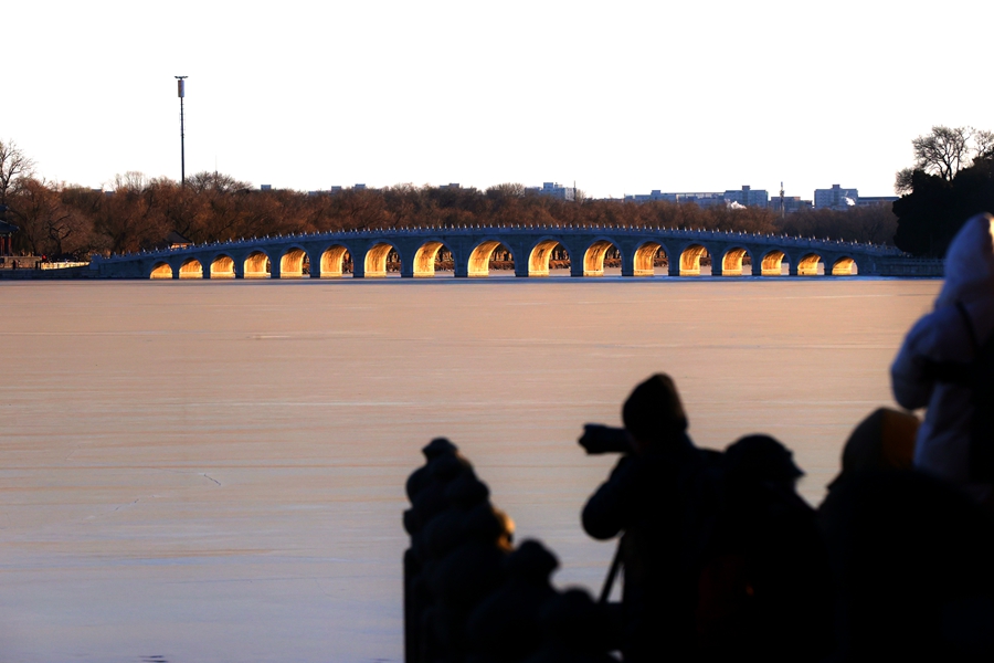 冬至日 頤和園“金光穿洞”迎來最美時刻 冬至日 頤和園“金光穿洞”迎來最美時刻