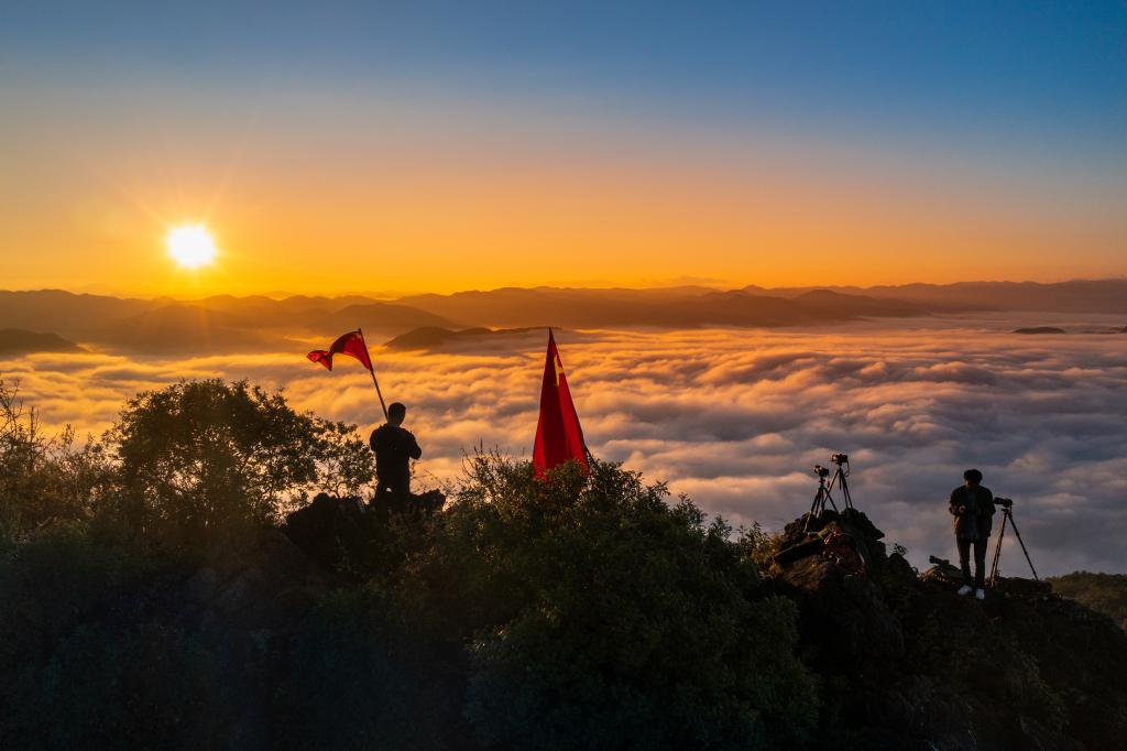 攝影愛好者與星空雲海日出的不期而遇