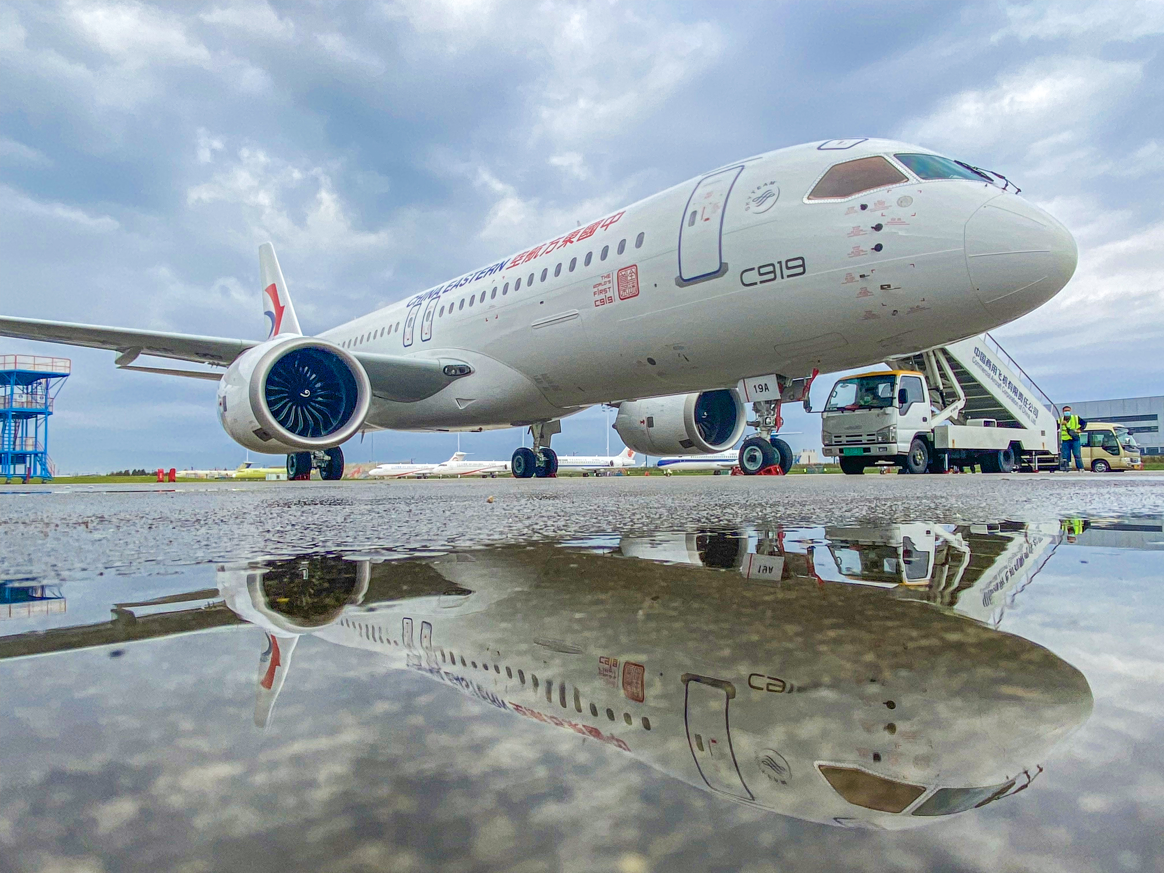東航接收全球首架C919