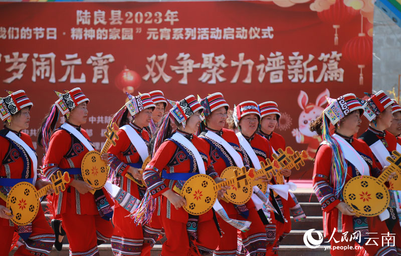 雲南這個地方正月十六鬧元宵 大街小巷人如潮