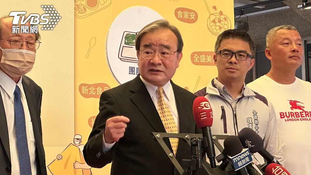 鳳梨滯銷，民進黨推鳳梨進校園，以後要“班班吃鳳梨”了？