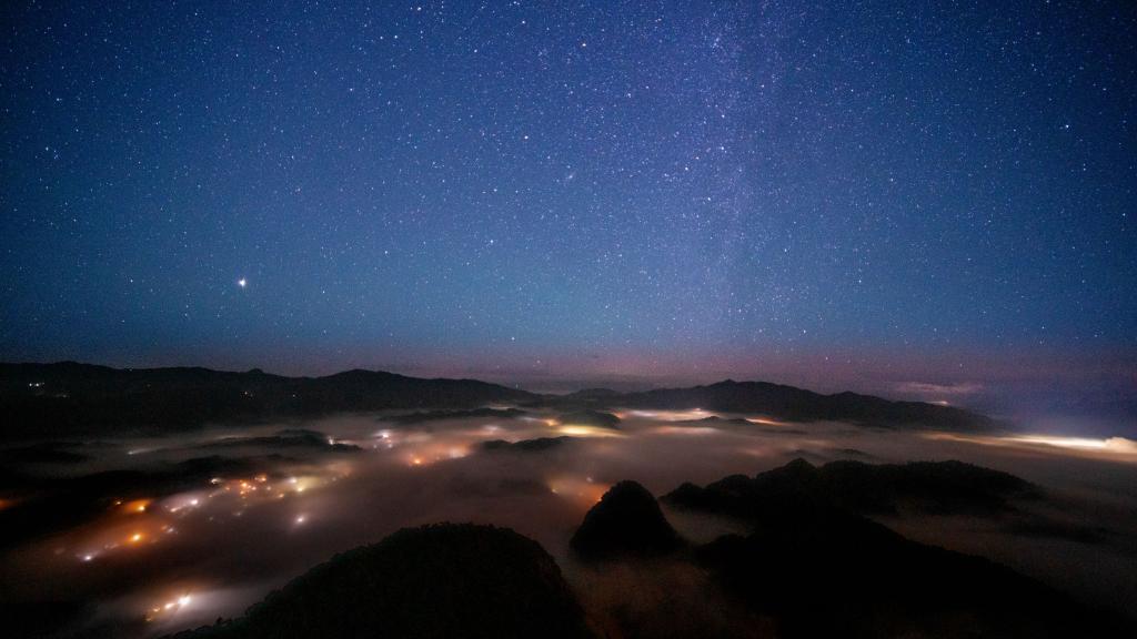 攝影愛好者與星空雲海日出的不期而遇