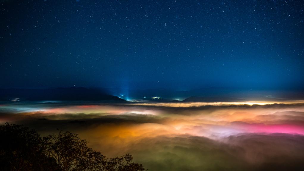 攝影愛好者與星空雲海日出的不期而遇