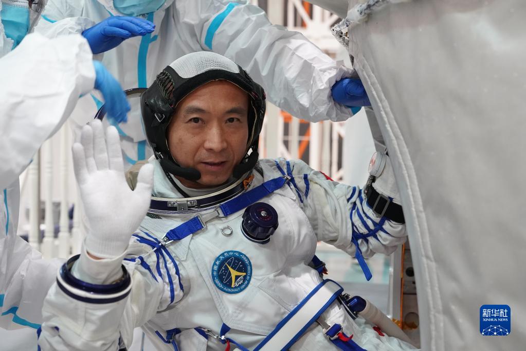 英雄披甲徵太空——記神舟十五號航天員