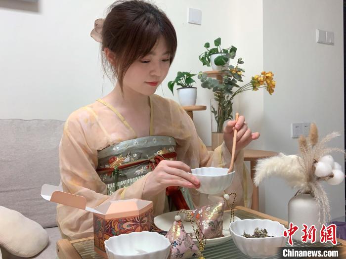 印尼阿拉扎大學孔子學院師生線上慶端午