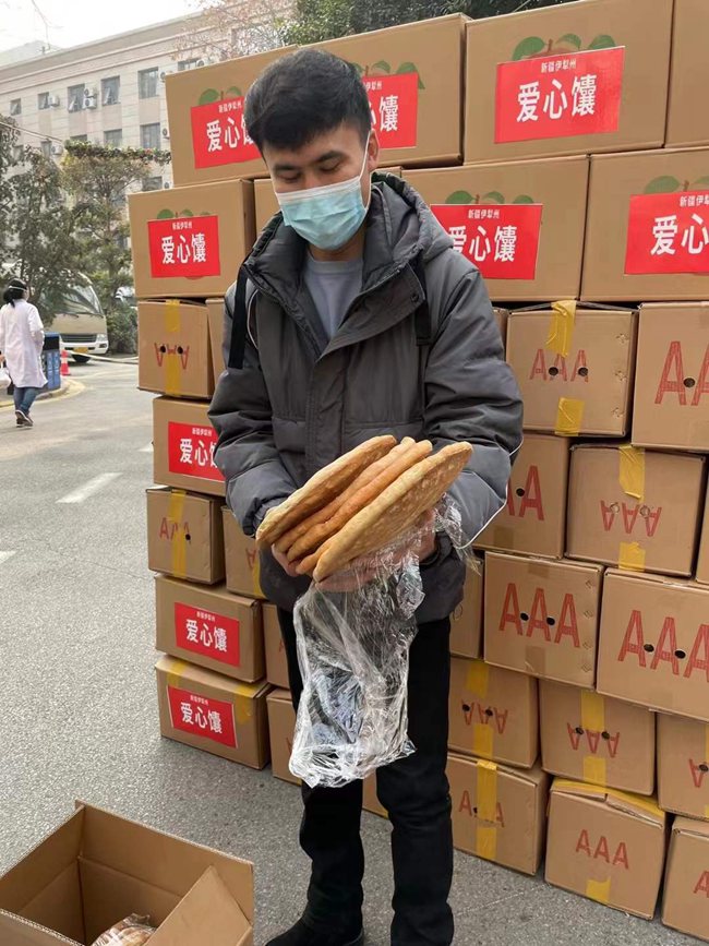 傾“馕”相助 新疆小夥兒跨越3400公里送來抗疫問候