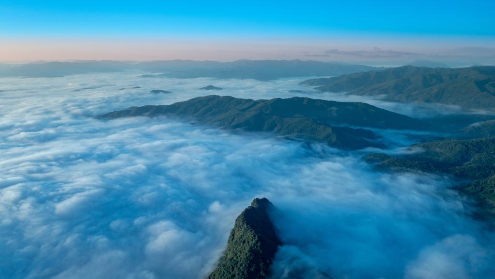 攝影愛好者與星空雲海日出的不期而遇