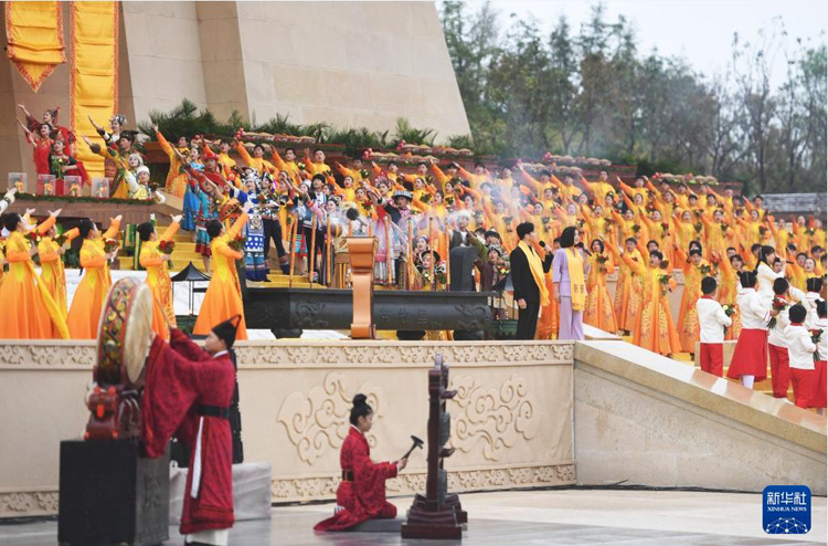 “同根同祖同源，和平和睦和諧”