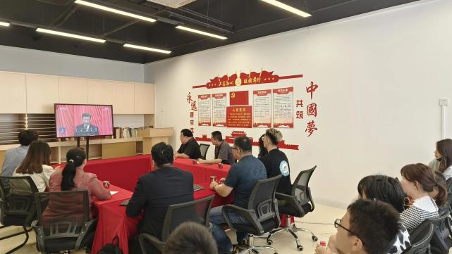 廈門臺商攜子收看二十大開幕會，感受祖國偉大