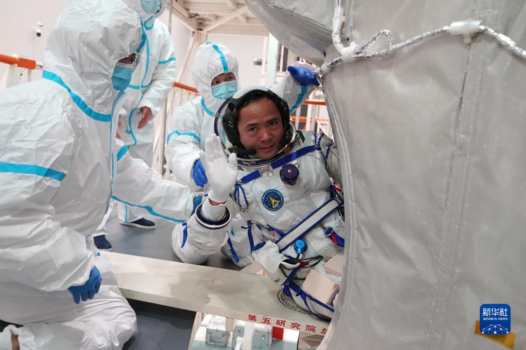 英雄披甲徵太空——記神舟十五號航天員