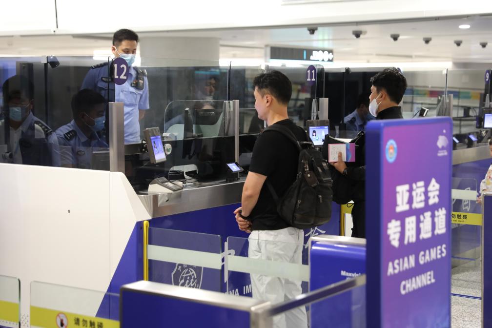 杭州口岸迎首批使用杭州亞運會身份註冊卡人員