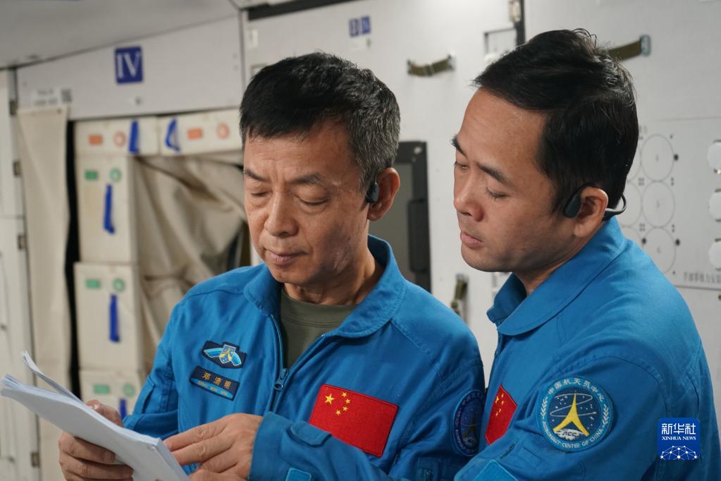 英雄披甲徵太空——記神舟十五號航天員