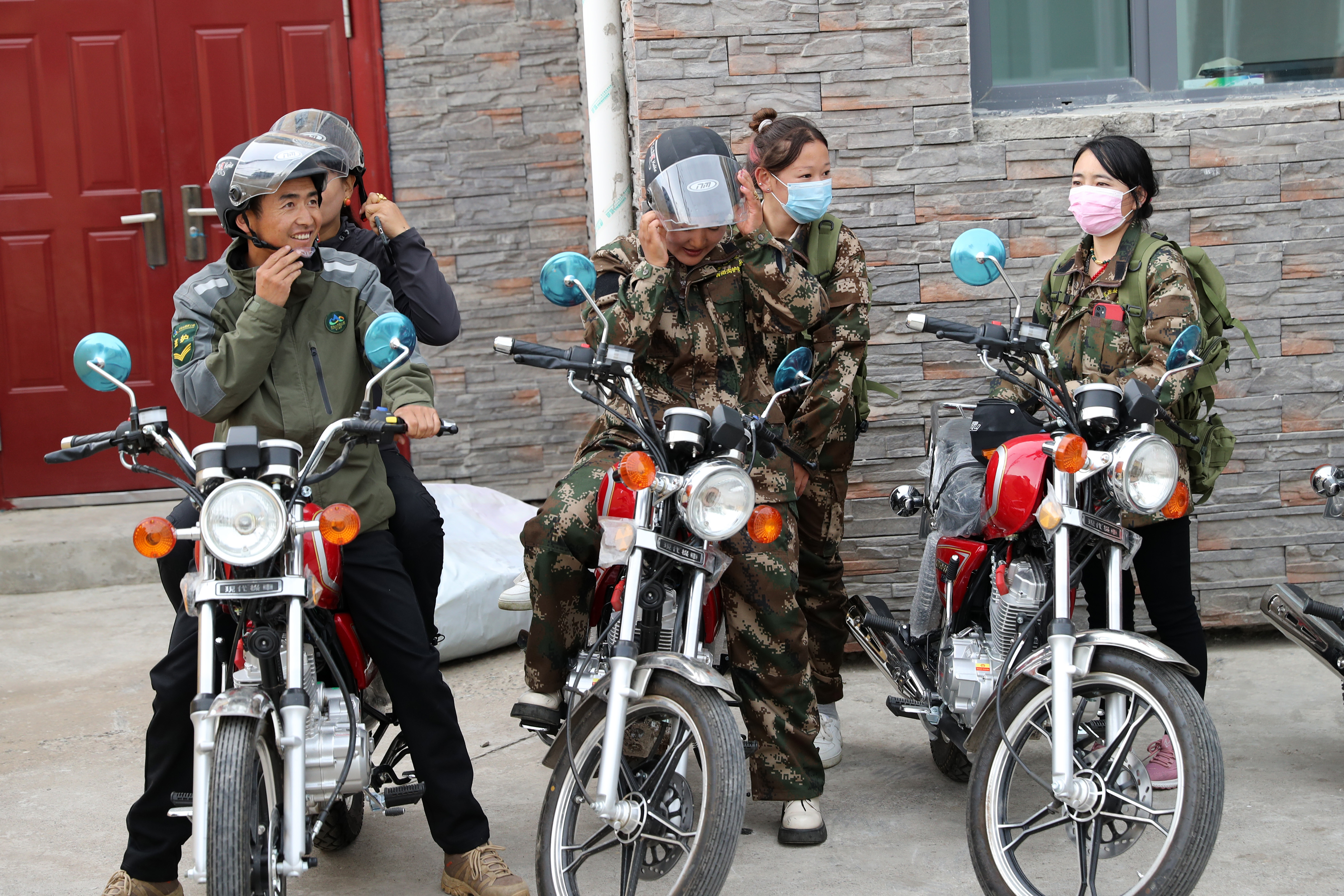 光影十年繪新篇丨祁連巡護娘子軍