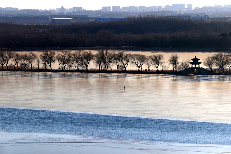 冬至日 頤和園“金光穿洞”迎來最美時刻 冬至日 頤和園“金光穿洞”迎來最美時刻