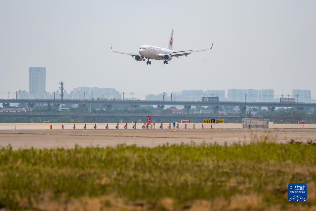 武漢往返台灣空中航線復航 百餘名臺胞抵漢暢談合作
