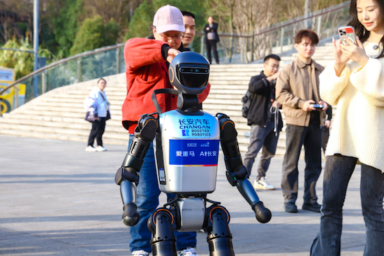 領跑AI新賽道 在發展新質生産力的競速中長安汽車行穩致遠_fororder_副本首場AI馬拉松燃情背後，凸顯中國智造搶佔新興賽道的強大勢能2000