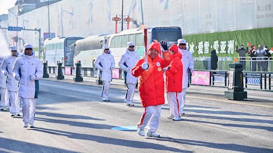 C位出擊 吉利智慧精品車為第9屆亞冬會火炬傳遞保駕護航