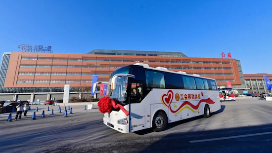 中國一汽向全國31省市總工會交付解放移動體檢車