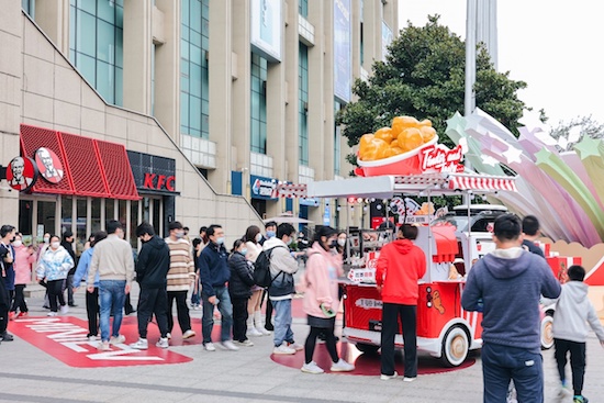 五菱攜手肯德基打造最MINI的快餐店 宏光MINIEV肯德基版定制快餐車亮相_fororder_image006