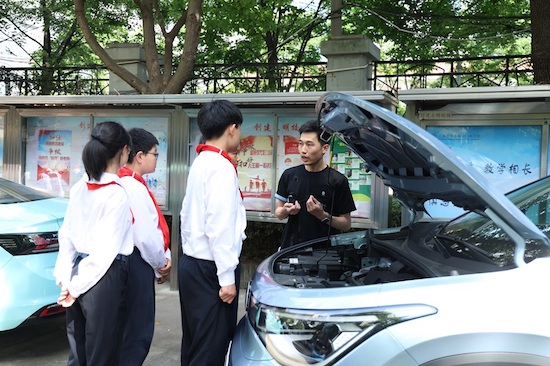 探索汽車奧秘 收穫科學夢想 上汽大眾科技節走進校園_fororder_image011