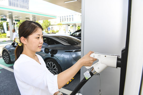 【首頁+汽車頻道 頭條新聞】新能源汽車加快補能體系建設