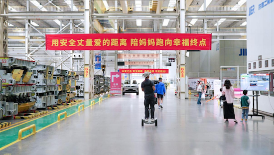 2025長城汽車智慧工廠半程馬拉松 産品矩陣彰顯科技實力_fororder_【新聞稿】陪媽媽跑+向愛出發++2025長城汽車智慧工廠半程馬拉松燃情開跑（配圖版）1495