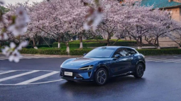 小米首款SUV-YU7正式亮相 25.35萬元起售 位置：資訊