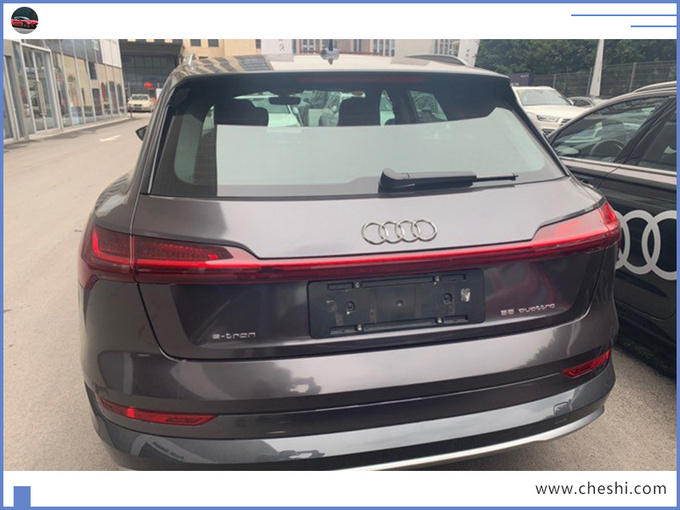 汽車頻道【7月17日】【首頁汽車資訊列表+要聞列表】奧迪“Q7純電動”到店實拍 9月上市70萬元起售