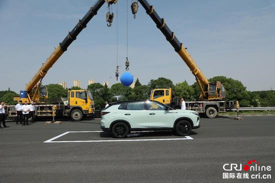 東風汽車董事長竺延風對皓極進行檢驗測試_fororder_image002