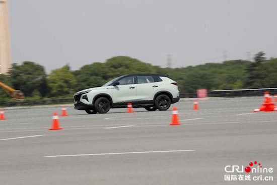 東風汽車董事長竺延風對皓極進行檢驗測試_fororder_image004