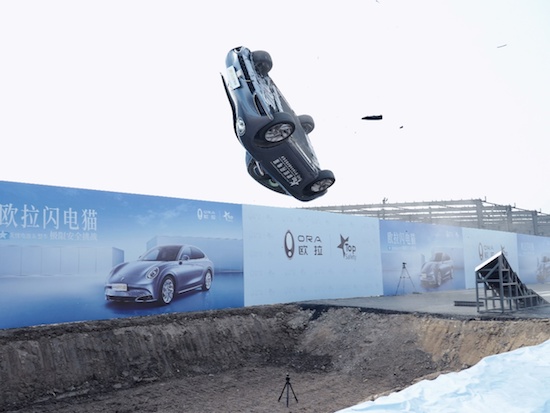 歐拉閃電貓成功完成國內首次電動車高速螺旋翻滾跌落挑戰_fororder_image002