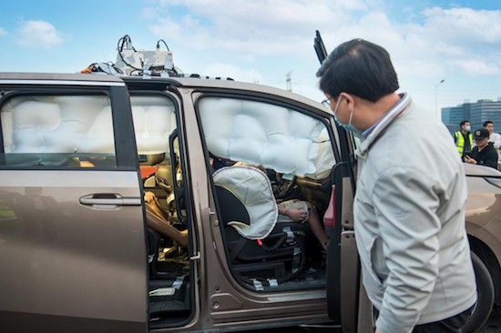 “三明治”式連環車禍 看看國産MPV安全品質究竟如何？_fororder_image006
