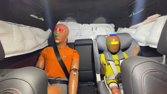 “三明治”式連環車禍 看看國産MPV安全品質究竟如何？_fororder_image003