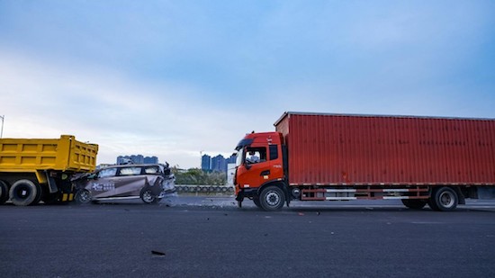 “三明治”式連環車禍 看看國産MPV安全品質究竟如何？_fororder_image001