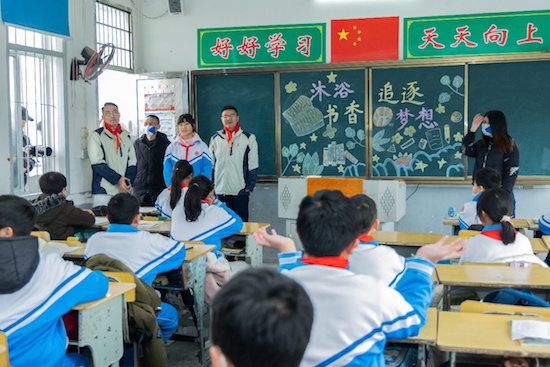 以閱讀助力鄉村教育 騰勢汽車微光圖書角照亮少年夢想_fororder_image002