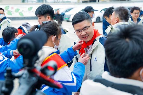 以閱讀助力鄉村教育 騰勢汽車微光圖書角照亮少年夢想_fororder_image003