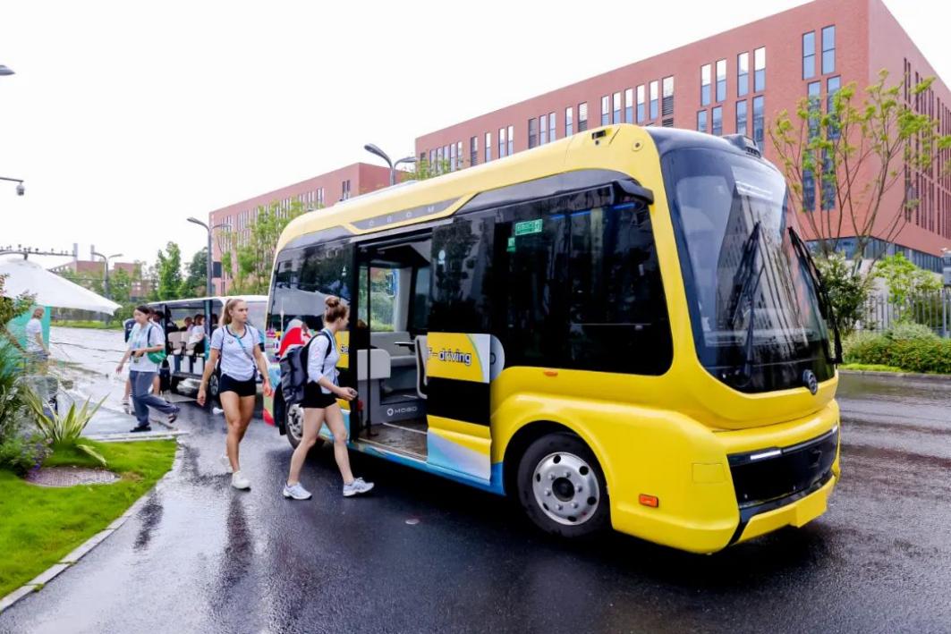 【汽車頻道 資訊】成大運村熱門打卡點 新華社海外點讚蘑菇車聯自動駕駛
