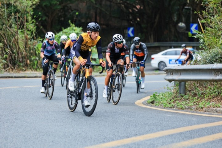 【汽車頻道 資訊】首屆鹽田山海國際公路自行車賽迎寒流勁風順利完賽
