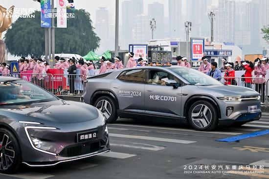 2024重慶馬拉鬆開跑 長安汽車攜新能源、智慧化、全球化風潮領跑未來_fororder_image003