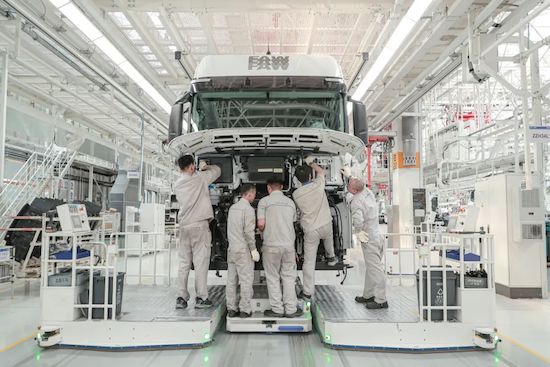 一汽解放J7智慧工廠2024年第10000輛整車下線_fororder_image003